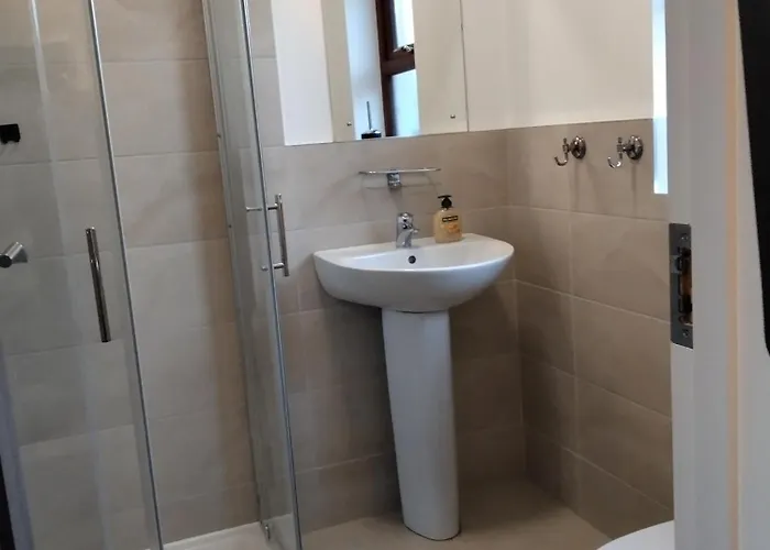 Quiet Cosy 1 Bedroom *